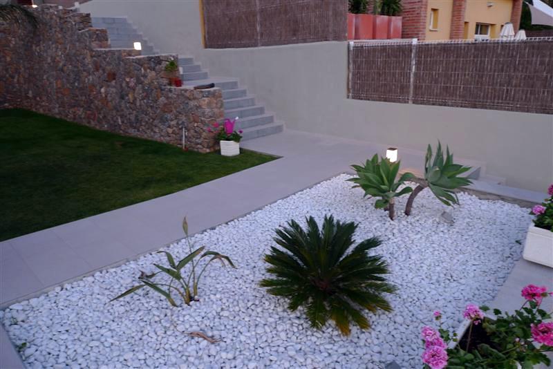 Detalle jardín con escalera posterior