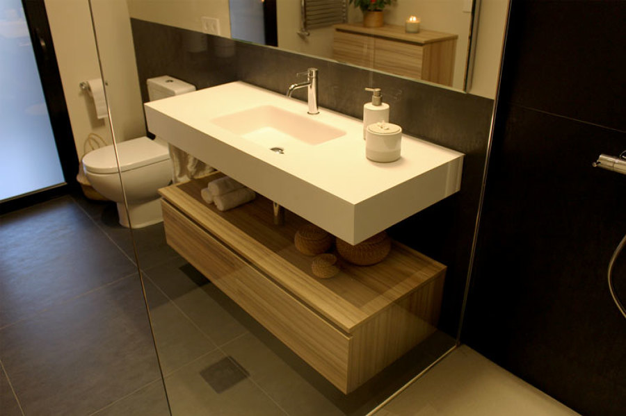 Detalle lavabo desde dentro de la ducha