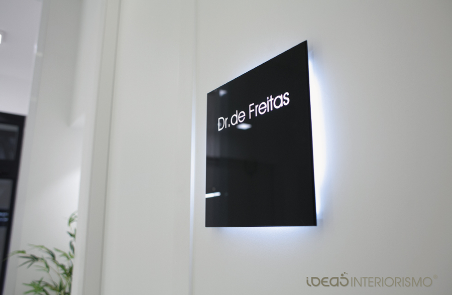 Detalle letreros retroiluminados.