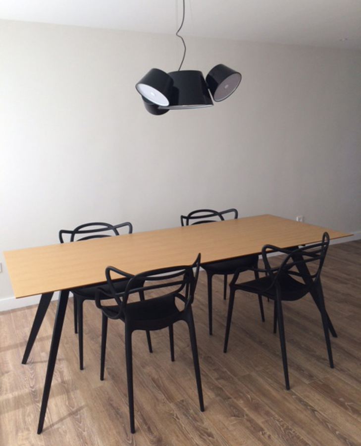 Detalle mesa e iluminación