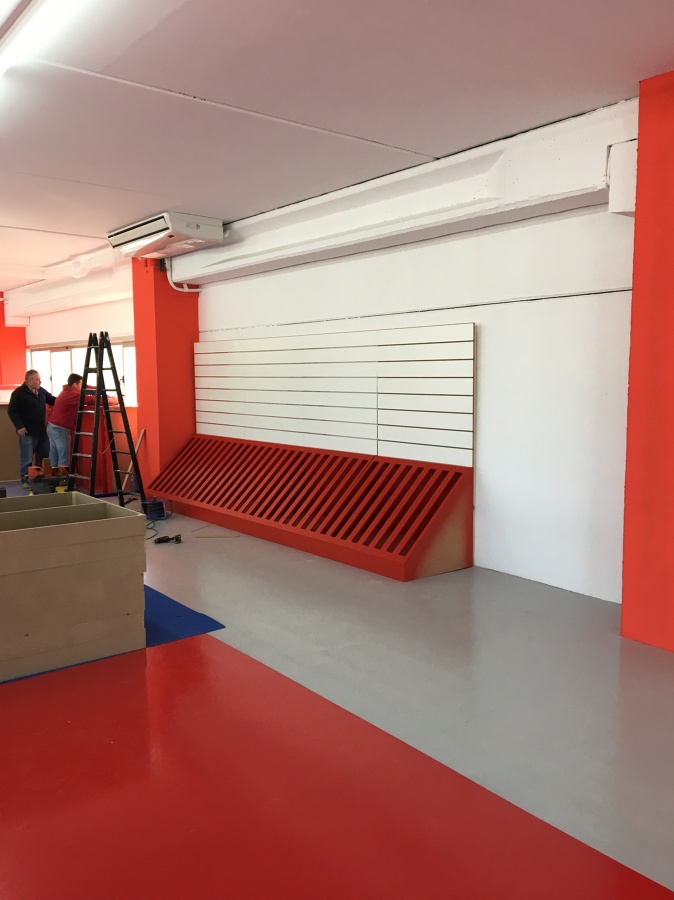 Detalle montaje muebles expositores producto tienda bicicletas