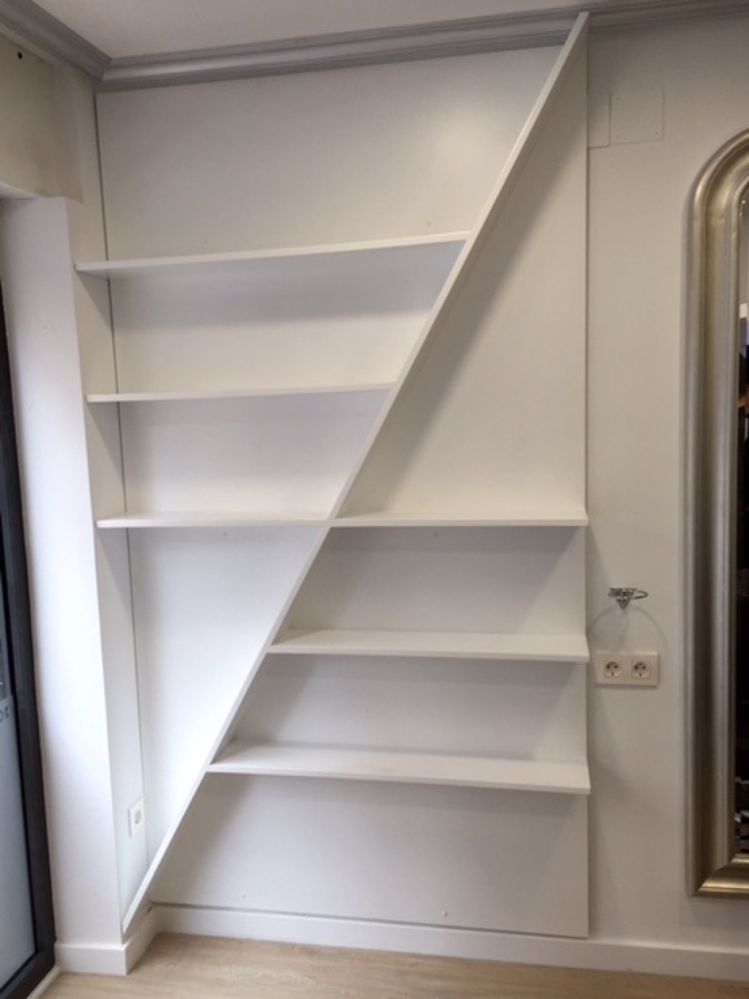 Detalle mueble expositor de venta de productos