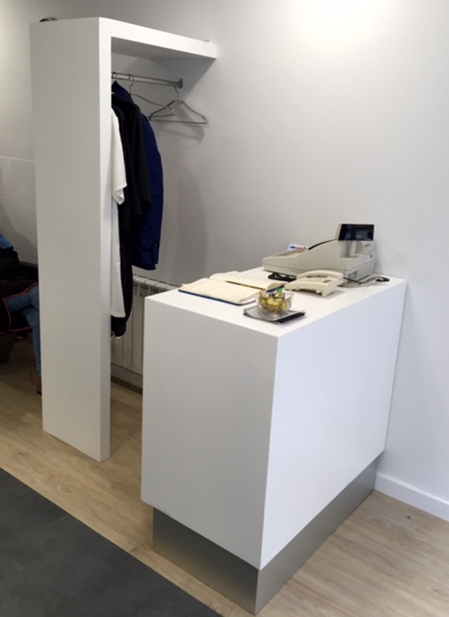Detalle mueble perchero y mueble mostrador-caja