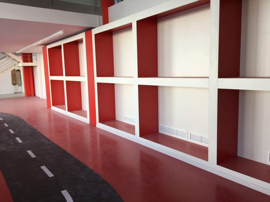 Detalle muebles a medida expositores retroiluminados tienda bicicletas