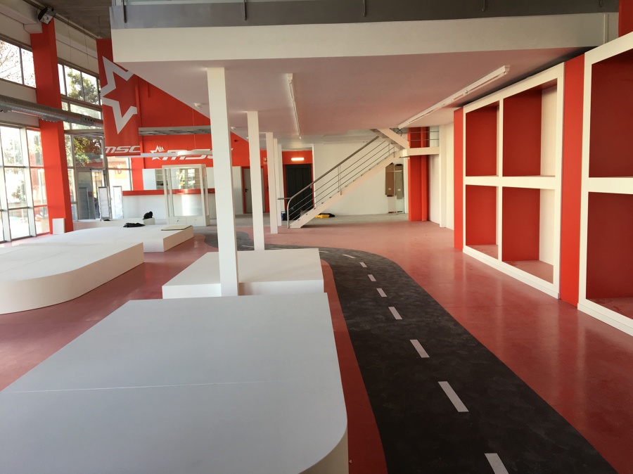 Detalle muebles y peanas expositoras producto en tienda bicicletas