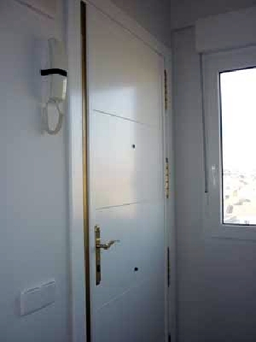 Detalle panelado puerta existente