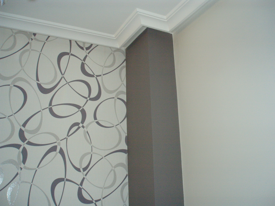 DETALLE PAPEL PINTADO Y PINTURA COLUMNA SALÓN