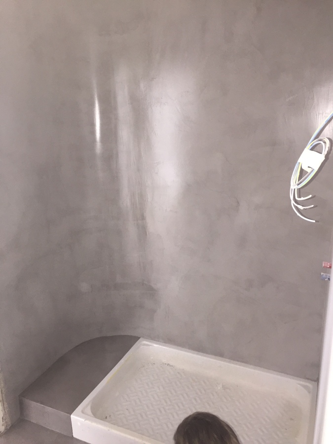 Detalle pared curva baño