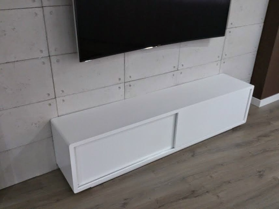 DETALLE PARED Y MUEBLE TV