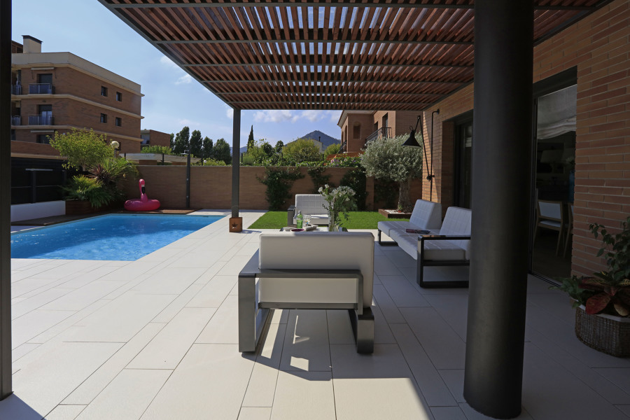 DETALLE PERGOLA Y PISCINA