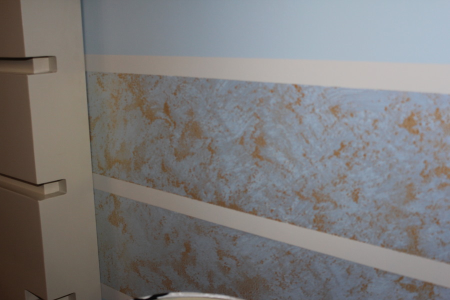 Detalle perlescente sobre fondo azul