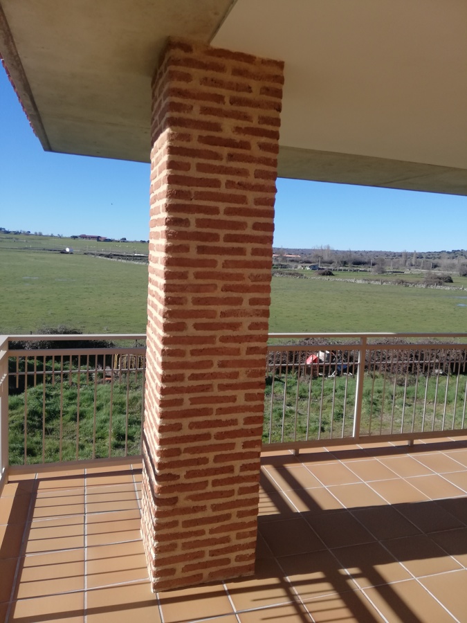 Detalle pilar de ladrillo rústico