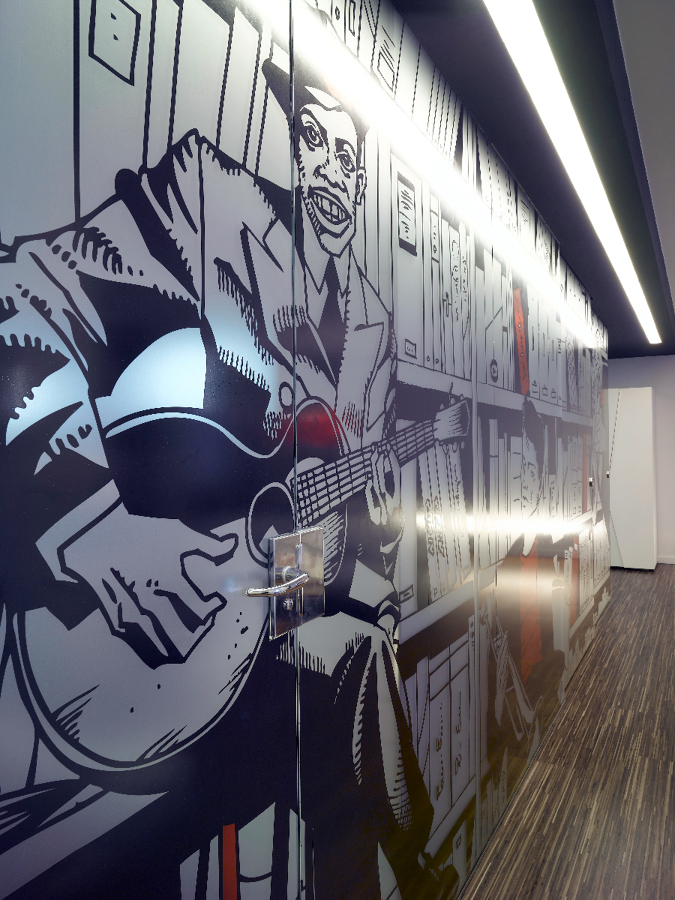 Detalle puerta cerrada aseo