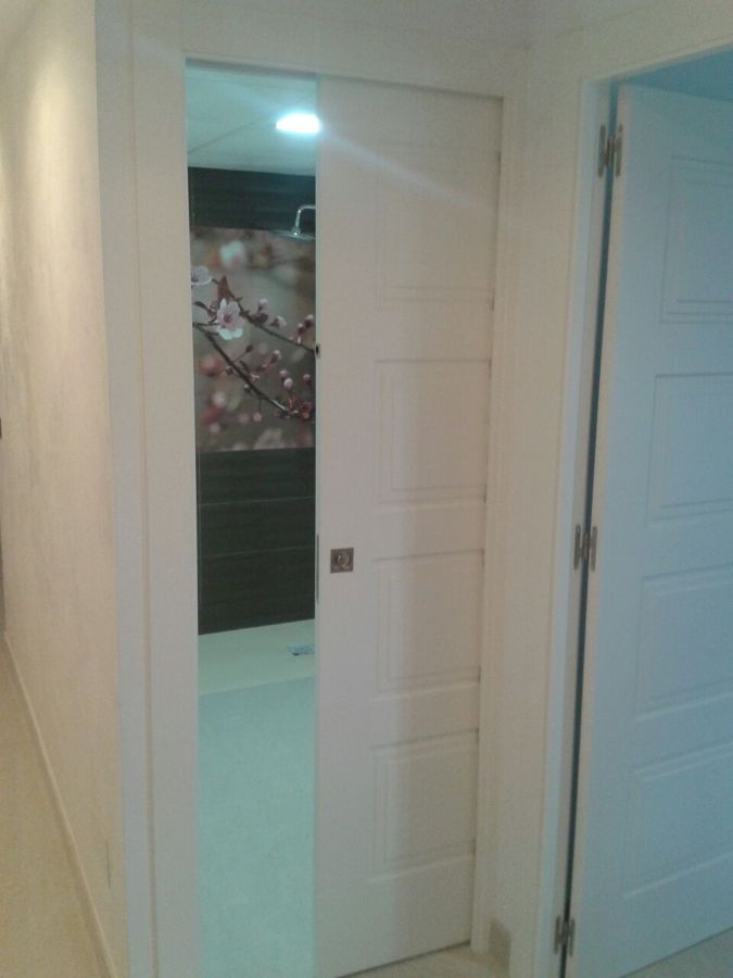 detalle puerta de acceso a baño