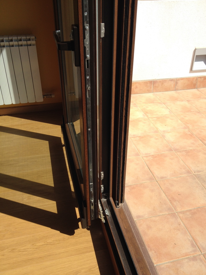 Detalle puerta oscilo-paralela