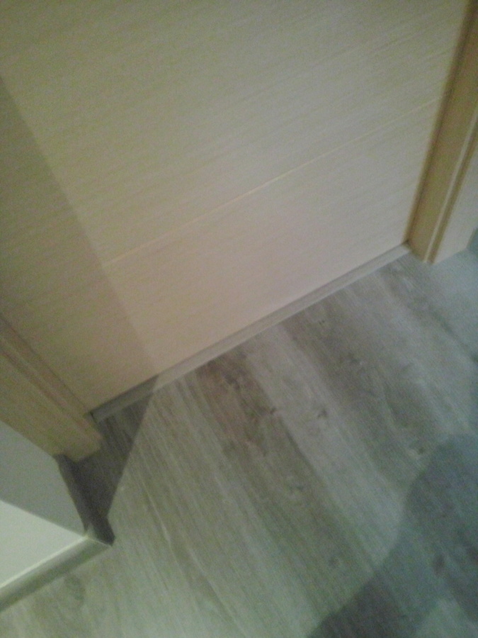 Detalle puerta y parquet Roble Gris