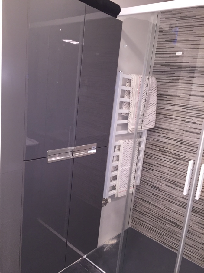 DETALLE RADIADOR-TOALLERO Y MUEBLE