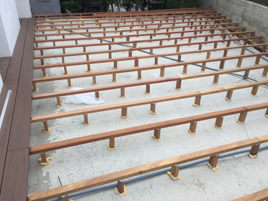 DETALLE RASTRELES EN MADERA TROPICAL.