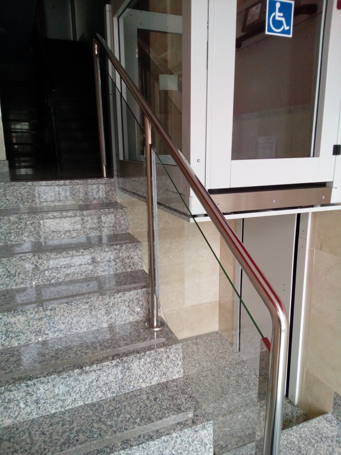 detalle salva escaleras y barandilla