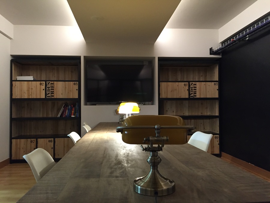 Detalle simetrico del techo y frente pantalla y armarios