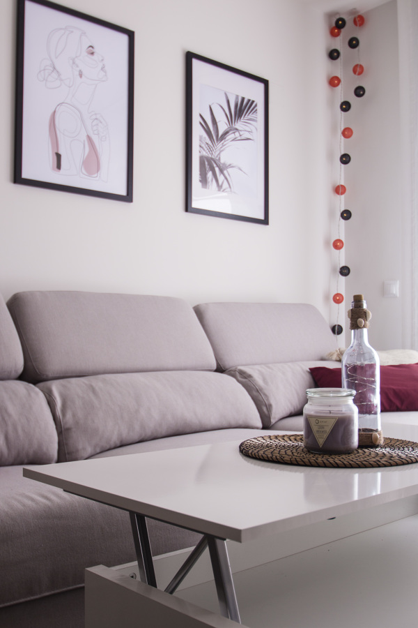 Detalle sofá y mesa de centro