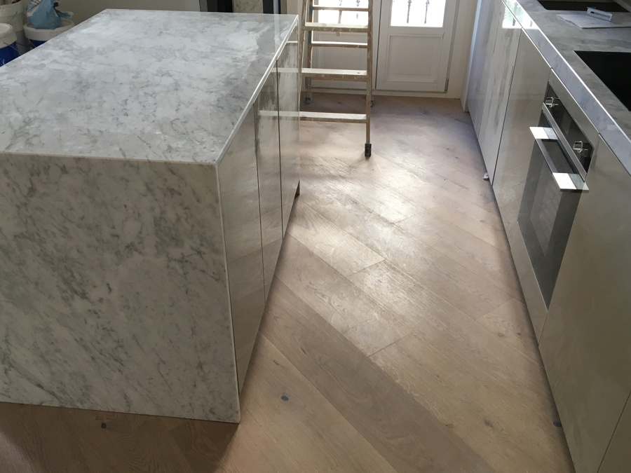 DETALLE SUELO EN DIAGONAL A COCINA