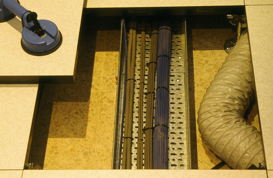 Detalle suelo técnico ocultando cableado