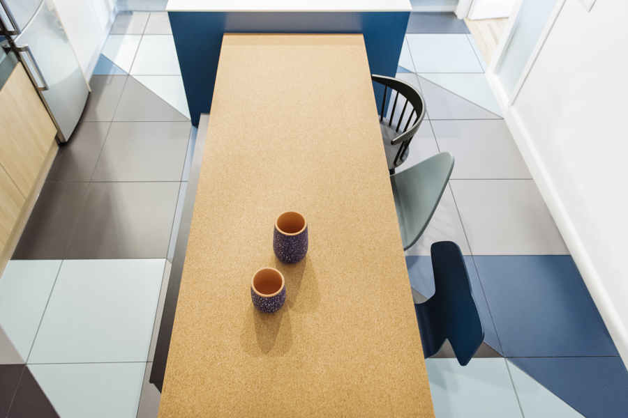 Detalle suelo y zona comedor de la cocina