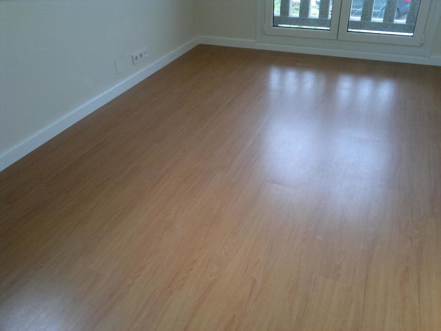 Detalle tarima y rodapiés blanco