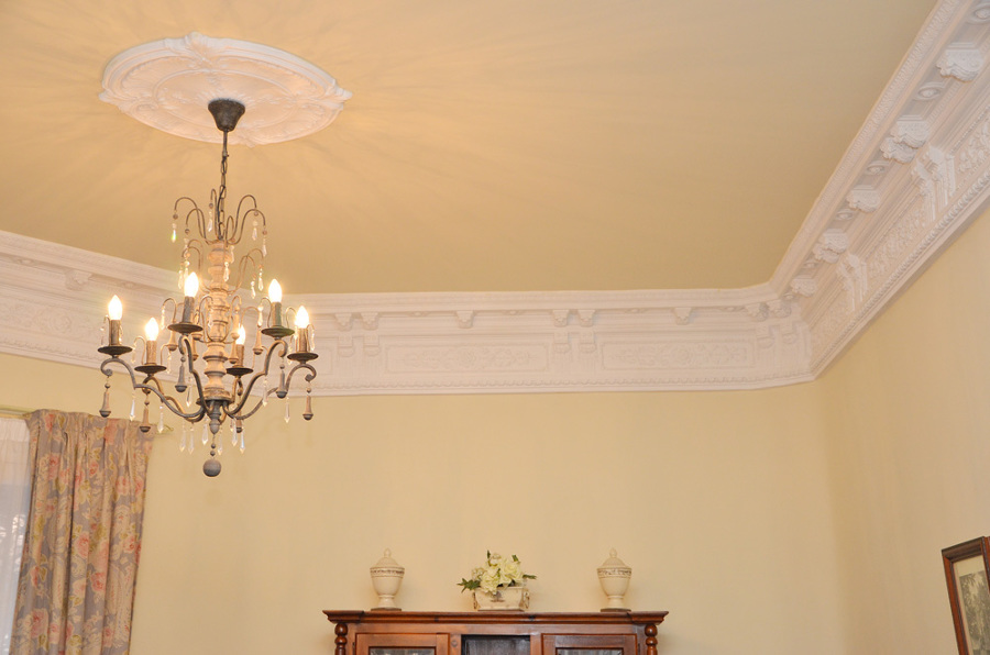 Detalle techos del salon