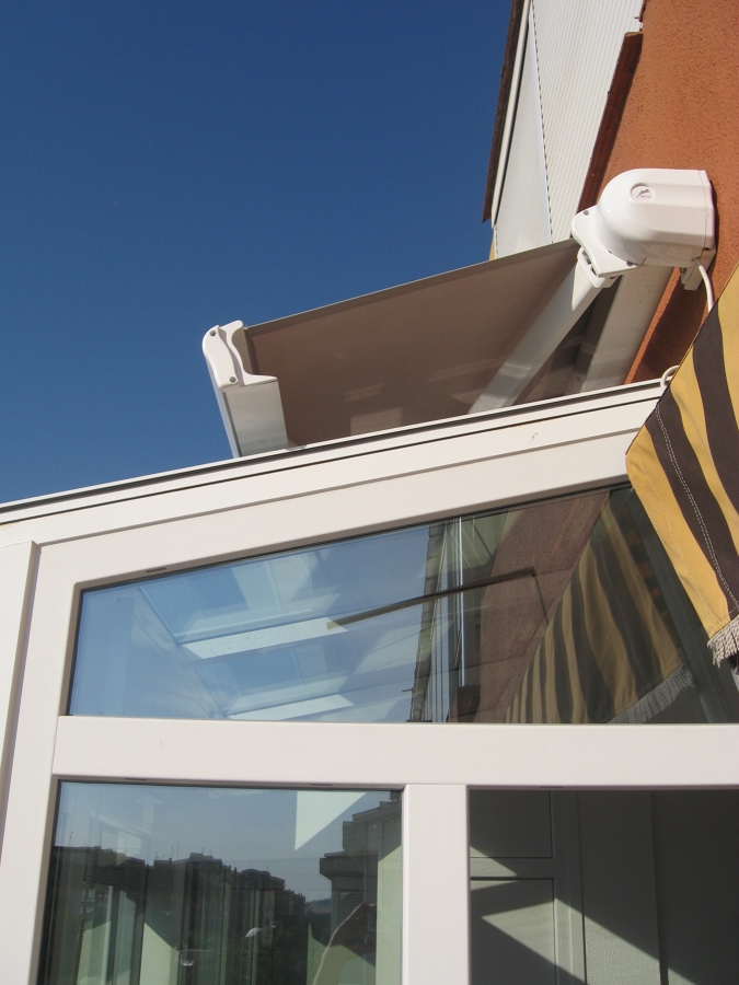 Detalle toldo exterior con cofre, motorizado