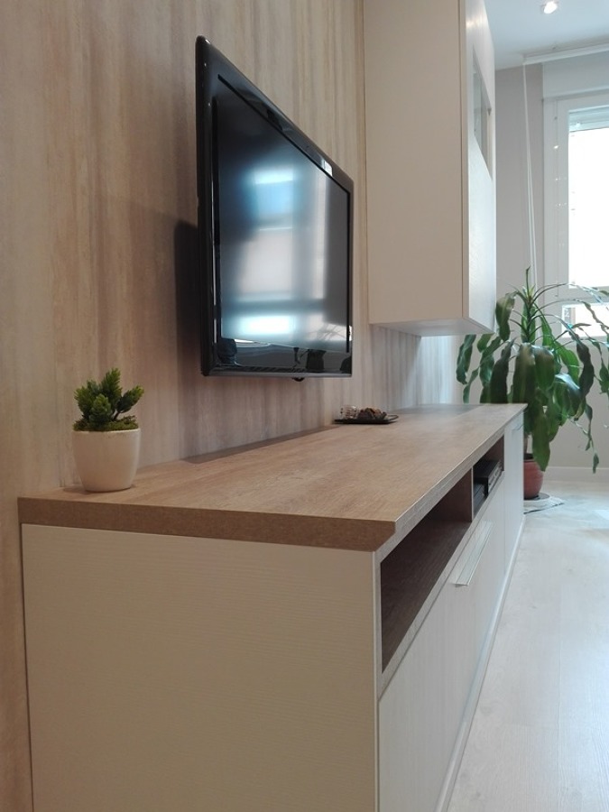 Detalle TV colgada mecanismos ocultos