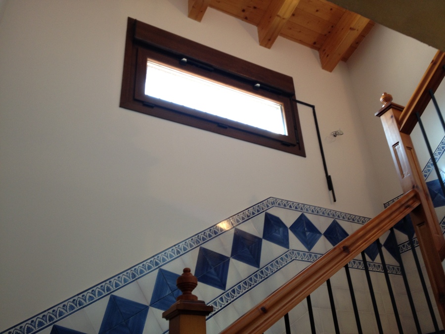 Detalle ventana escalera basculante apertura remota