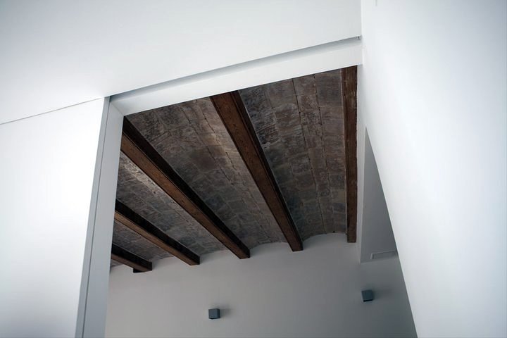 Detalle vigas de madera restauradas