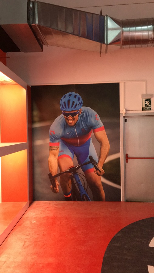 Detalle vinilo foto en tienda de bicicletas