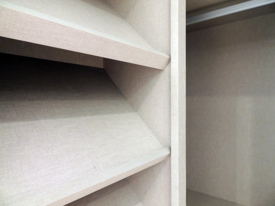 Detalle zapatero en vestidores.