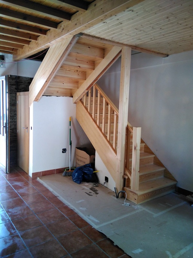 DETALLES DE ESCALERA Y TECHOS DE MADERA