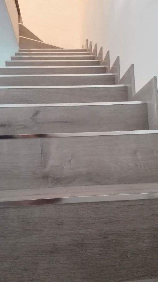 Detalles de la perfiles Ian en inoxidable brillo y roda pies