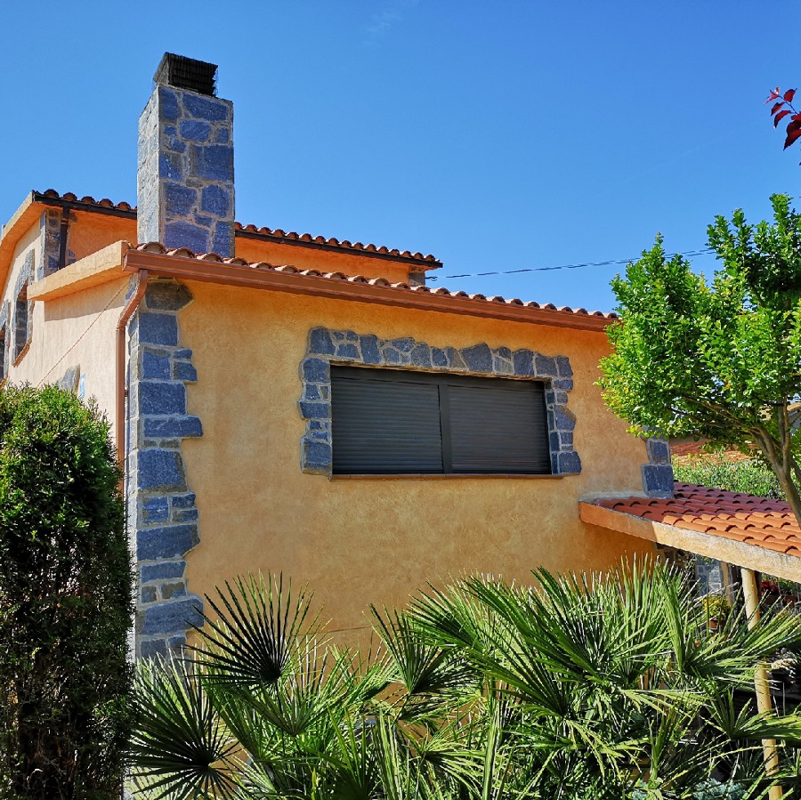 detalles de piedra en ventanas esquineras y puertas