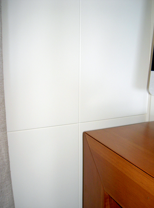 Detalles forro de pared lacado y mesa en norte viejo