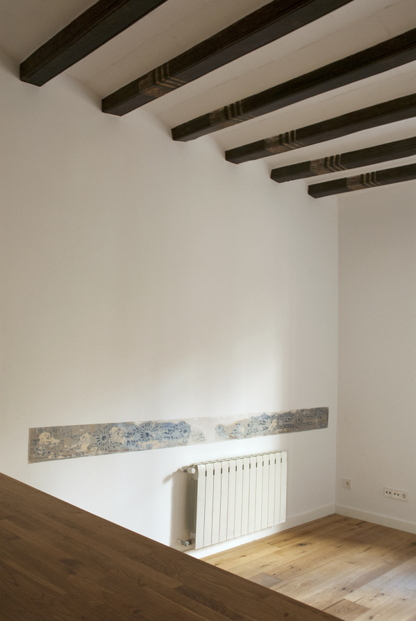 detalles originales: arrimadero y vigas de madera decoradas