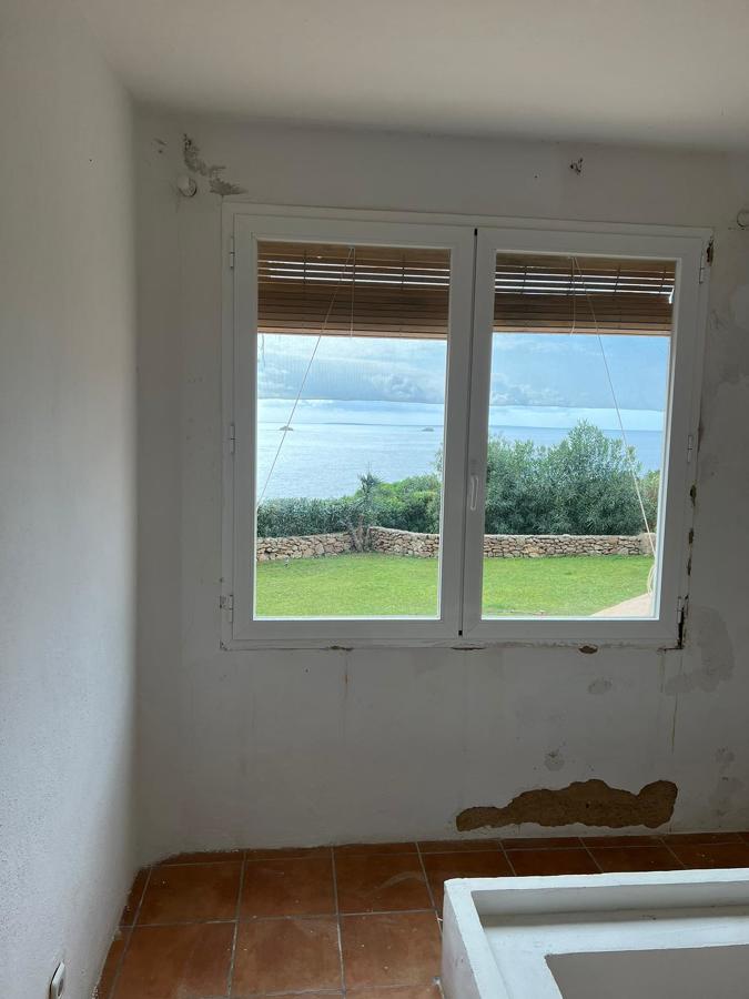 deterioro ventanal y fachada interior