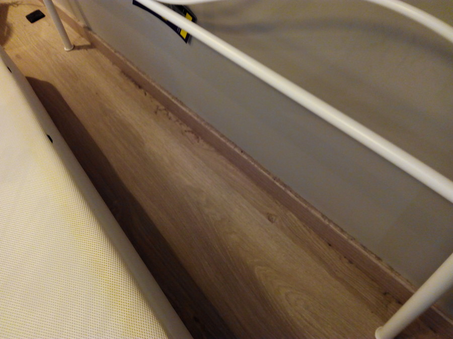 Detrás del cabezal de la cama