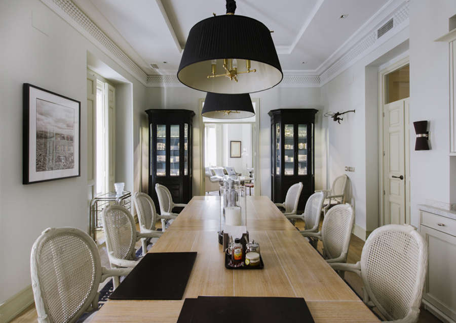 comedor con lámapras negras