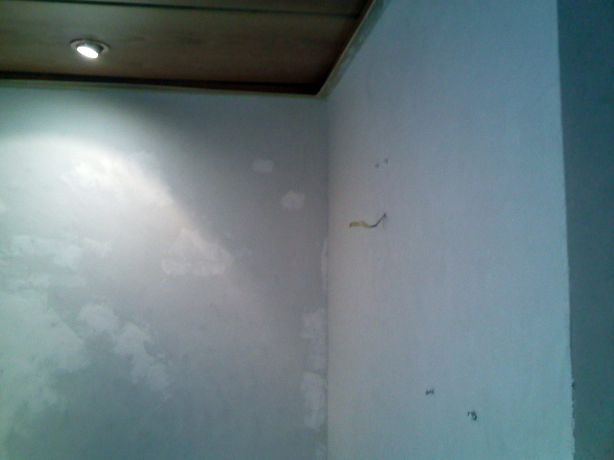 Paredes del recibidor en proceso de alisado de paredes