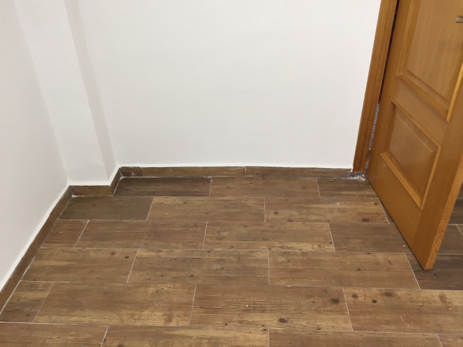 Día de la visita. Habitación sin armario.