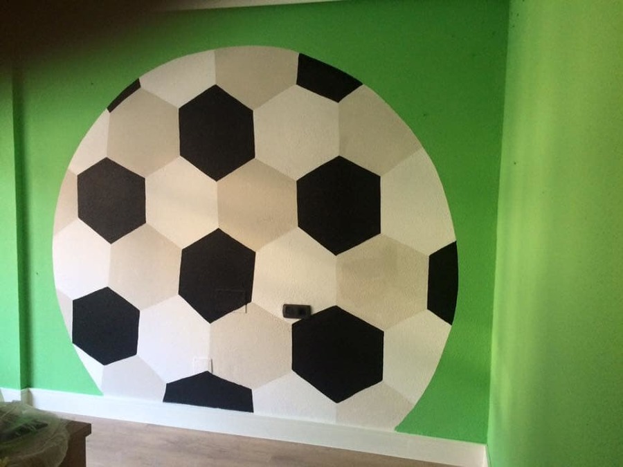 Dibujo artístico en dormitorio infantil