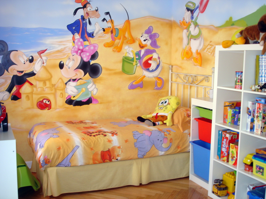 Dibujo realizado a mano en habitación infantil