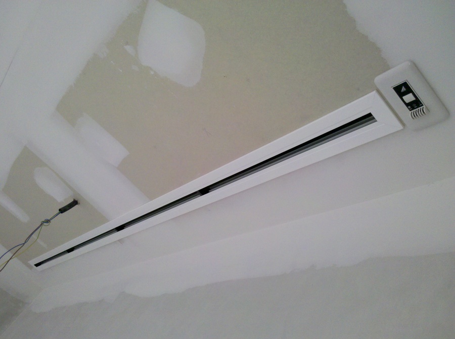 Difusor lineal y control infrarojo Daikin