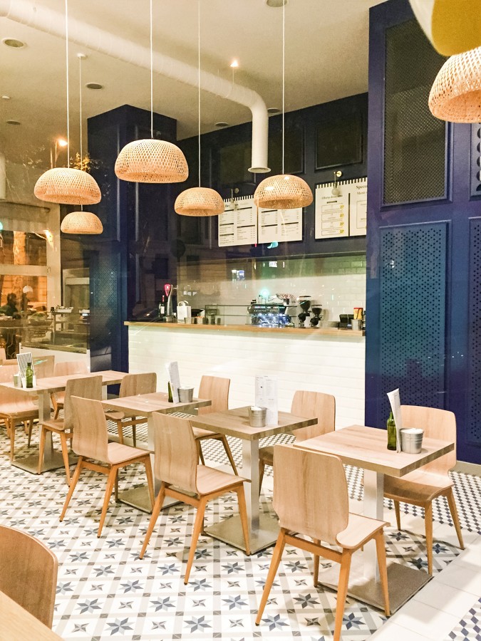 Comedor y barra del local, con paneles aislantes acústicos en las paredes.